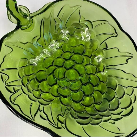 Vintage 1970’s Indiana Glass Avocado Green Grape Cluster Fruit Salad Bowl - Picture 2 of 12